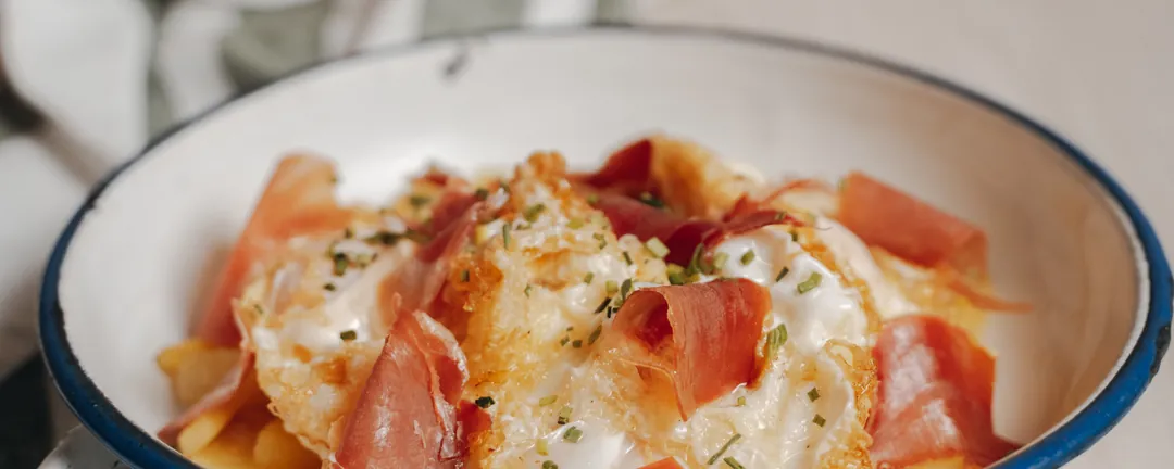 ‘Ahuevos’ rotos with ham, up close